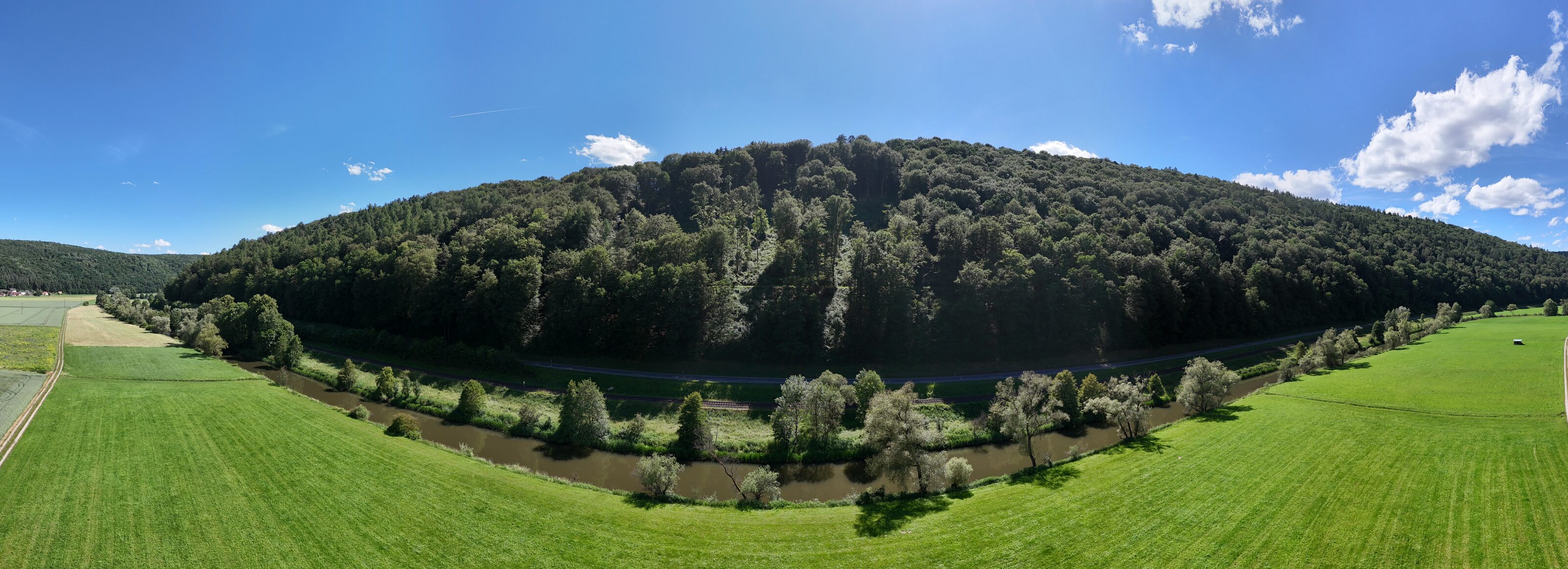 Weites Panorama des Saaletals