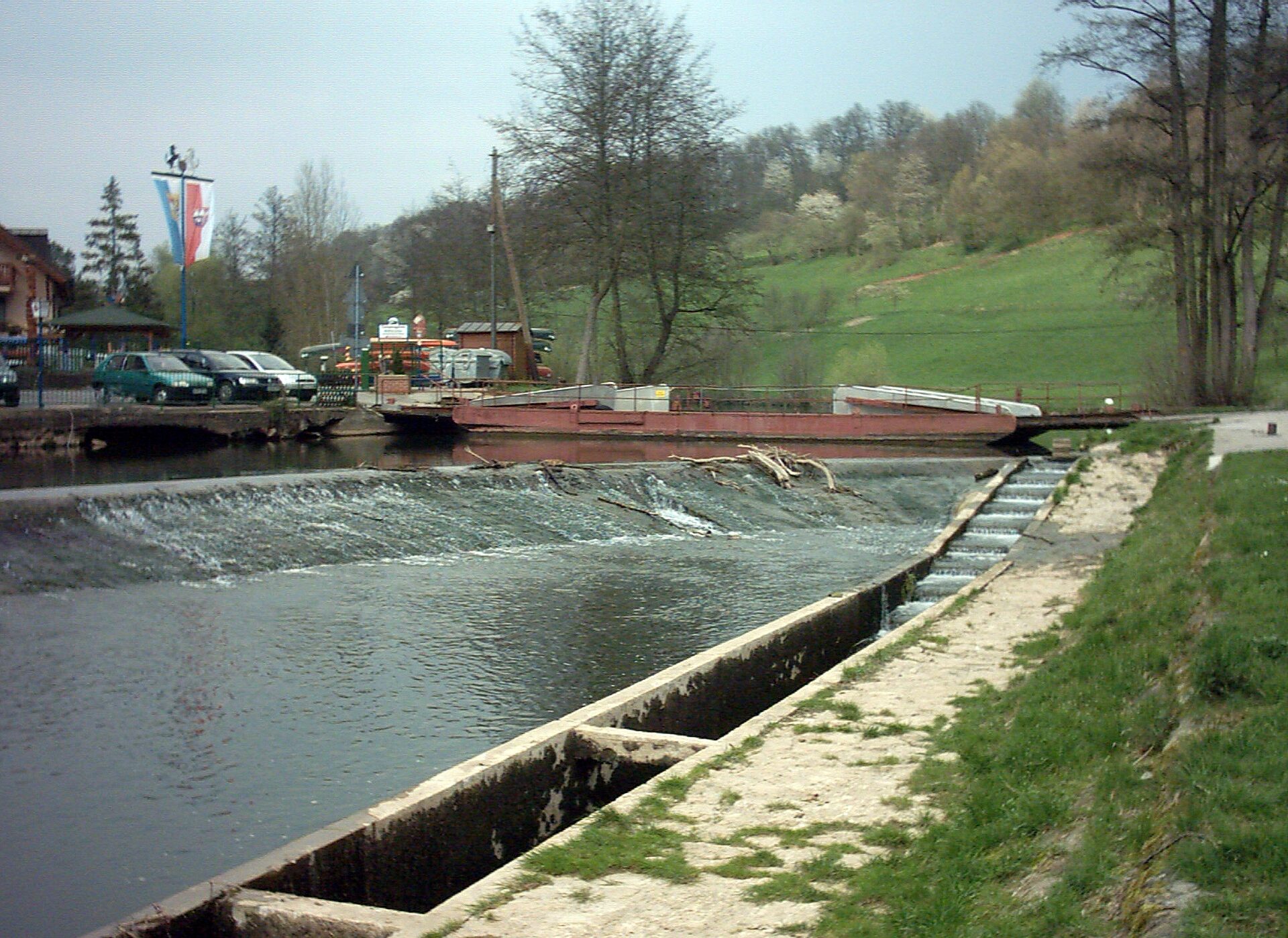 Die Roßmühle an der Fränkischen Saale: eine Schwimmbrücke quert den Fluss, im Vordergrund ein Wehr mit Fischtreppe